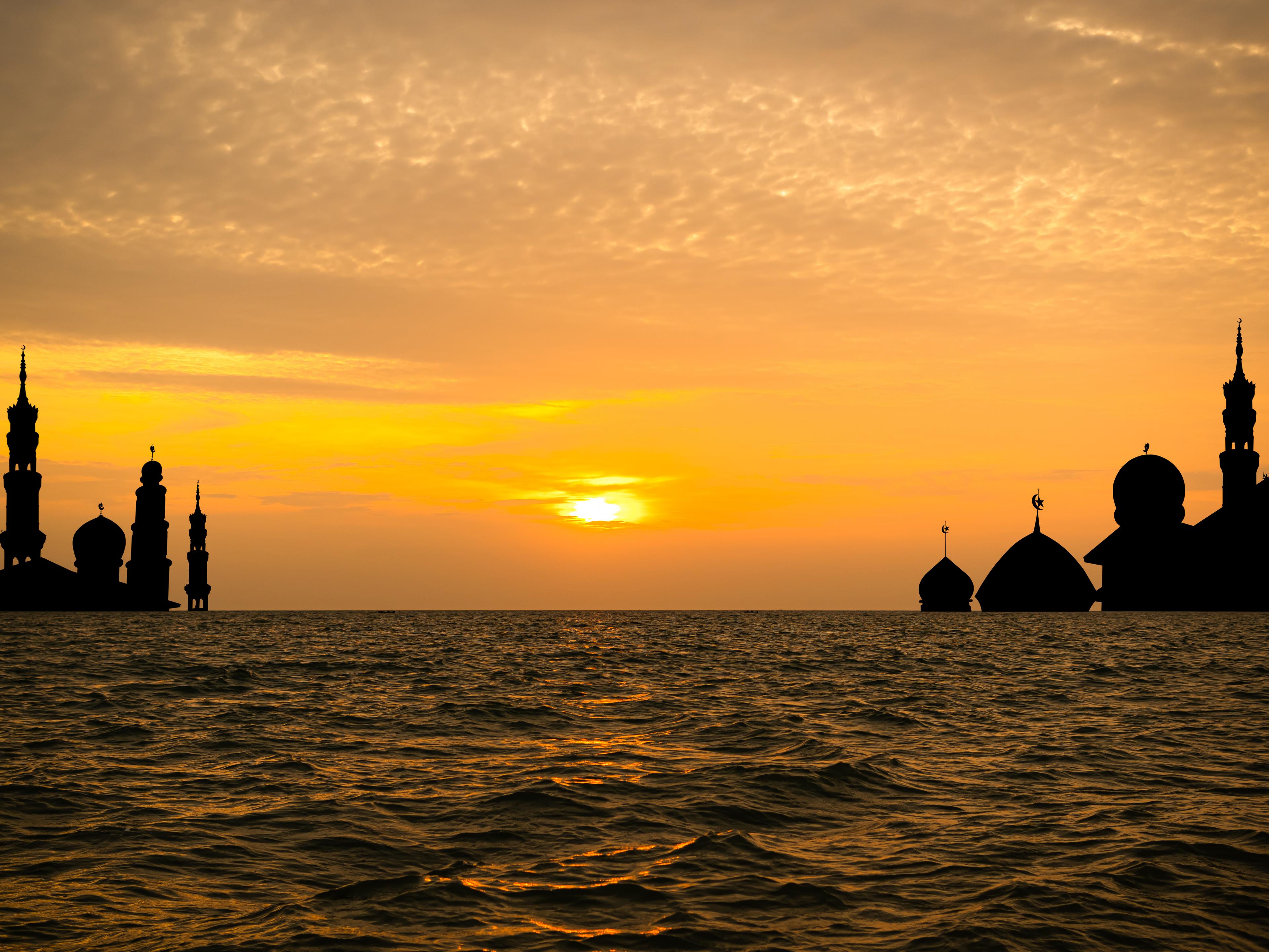The serene Haji Ali Dargah situated in the sea.