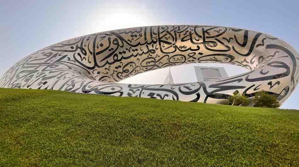 Interactive luxury route map for Dubai with stays, experiences, and transport.